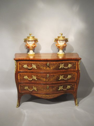 VERY FINE GEORGE III MARQUETRY SERPENTINE COMMODE, CIRCA 1775 - Click to enlarge and for full details.