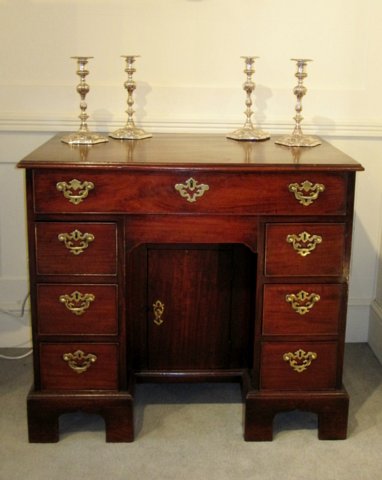 CHIPPENDALE PERIOD MAHOGANY GENTLEMANS KNEEHOLE DESK - Click to enlarge and for full details.
