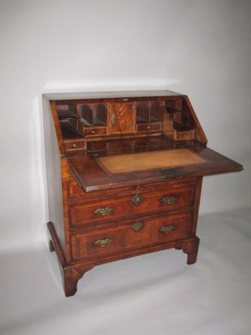 ​A FINE QUEEN ANNE PERIOD WALNUT BUREAU, ENGLISH, CIRCA 1710. - Click to enlarge and for full details.