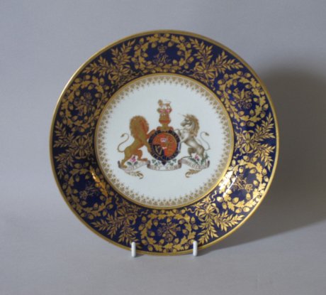 A RARE FLIGHT & BARR WORCESTER PORCELAIN ROYAL DESSERT PLATEMADE FOR GEORGE III  - Click to enlarge and for full details.