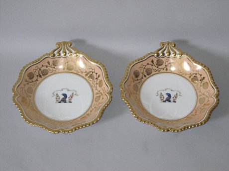 A PAIR OF FLIGHT BARR & BARR WORCESTER PORCELAIN SHELL SHAPED DESSERT DISHES. CIRCA 1813-19. - Click to enlarge and for full details.