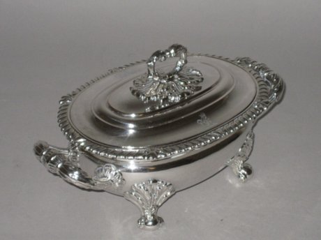 ​A SINGLE OLD SHEFFIELD PLATE SILVER SAUCE TUREEN & COVER BY Matthew Boulton, circa 1825. - Click to enlarge and for full details.