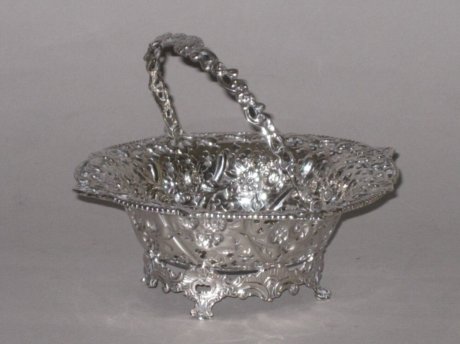 ​A MID 18TH CENTURY SILVER BON BON/SWEETMEAT BASKET. LONDON 1763 - Click to enlarge and for full details.