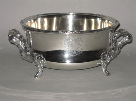 ​A REGENCY PERIOD OLD SHEFFIELD PLATE SILVER SOUFFLE DISH, C.1815 - Click to enlarge and for full details.