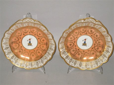 A PAIR OF BARR FLIGHT BARR WORCESTER SHELL SHAPED DESSERT DISHES CIRCA 1810. - Click to enlarge and for full details.