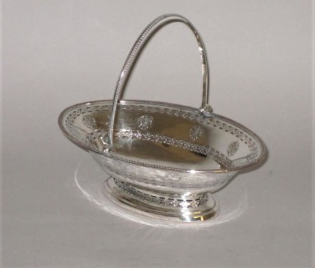 AN 18TH CENTURY OLD SHEFFIELD PLATE SILVER SWEETMEAT BASKET CIRCA 1775.  - Click to enlarge and for full details.