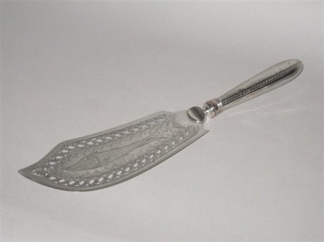 AN 18TH CENTURY OLD SHEFFIELD PLATE SILVER FISH SLICE, GEORGE III, CIRCA 1790. - Click to enlarge and for full details.