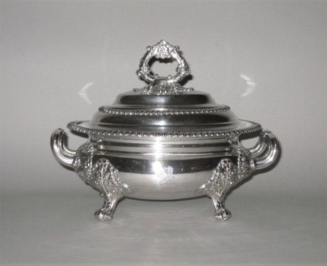 A GOOD SINGLE REGENCY PERIOD OLD SHEFFIELD PLATE SILVER SAUCE TUREEN & COVER. GEORGE III, C. 1815  - Click to enlarge and for full details.