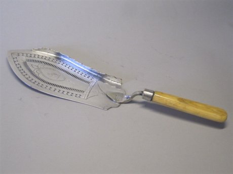 ​AN 18TH CENTURY OLD SHEFFIELD PLATE SILVER FISH SLICE, CIRCA 1780. - Click to enlarge and for full details.