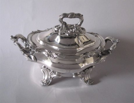​AN EARLY 19TH CENTURY OLD SHEFFIELD PLATE SILVER SAUCE TUREEN, CIRCA 1830, by Waterhouse & Co. - Click to enlarge and for full details.