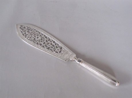 ​A GOOD OLD SHEFFIELD PLATE SILVER FISH SLICE, GEORGE III CIRCA 1780. - Click to enlarge and for full details.