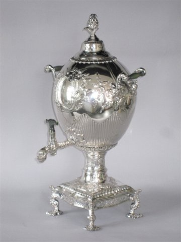 ​A RARE OLD SHEFFIELD PLATE SILVER TEA URN, GEORGE III,CIRCA 1765. Probably by Tudor & Co. - Click to enlarge and for full details.