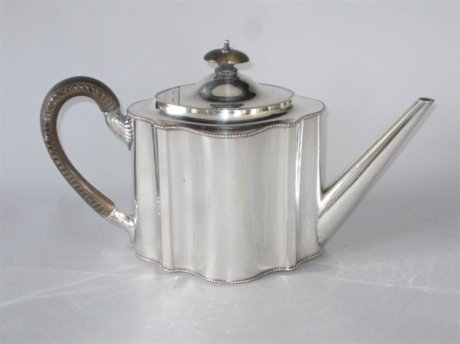 ​AN 18TH CENTURY OLD SHEFFIELD PLATE SILVER TEAPOT, CIRCA 1785. - Click to enlarge and for full details.