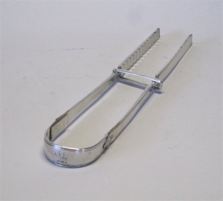 A PAIR OF 18TH CENTURY OLD SHEFFIELD PLATE SILVER ASPARAGUS/STEAK TONGS, CIRCA 1780 - Click to enlarge and for full details.