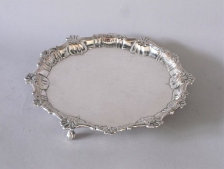 ​A GOOD EARLY OLD SHEFFIELD PLATE SMALL SILVER WAITER, CIRCA 1765. - Click to enlarge and for full details.