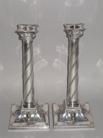 A GOOD PAIR OF OLD SHEFFIELD PLATE SILVER CANDLESTICKS, GEORGE III, C. 1780. - Click to enlarge and for full details.