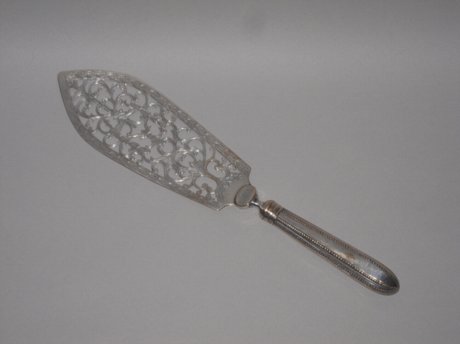 AN 18TH CENTURY OLD SHEFFIELD PLATE SILVER FISH SLICE, CIRCA 1780. - Click to enlarge and for full details.