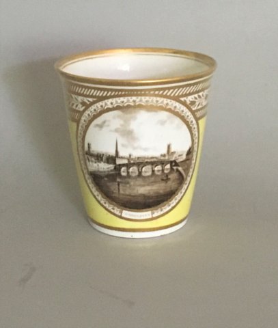 A FINE CHAMBERLAINS WORCESTER PORCELAIN BEAKER, CIRCA 1800 - Click to enlarge and for full details.