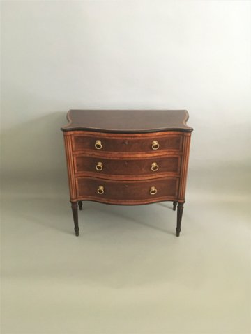 ​A VERY FINE 18TH CENTURY HEPPLEWHITE PERIOD MAHOGANY SERPENTINE COMMODE. GEORGE III, CIRCA 1780 - Click to enlarge and for full details.