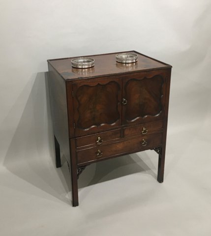 A FINE CHIPPENDALE PERIOD MAHOGANY COMMODE/NIGHT TABLE. GEORGE III, CIRCA 1775. - Click to enlarge and for full details.