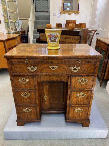 ​A FINE EARLY 18TH CENTURY WALNUT KNEEHOLE DESK. GEORGE I, CIRCA 1720 - Click to enlarge and for full details.