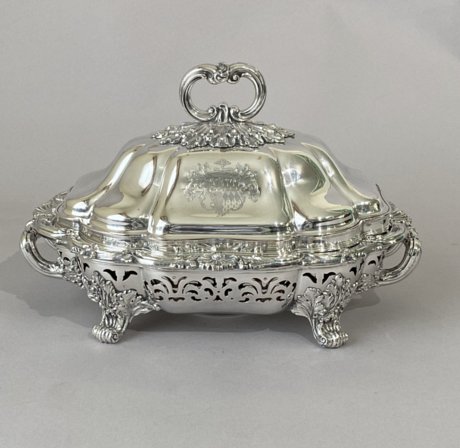 A FINE REGENCY OLD SHEFFIELD PLATE SILVER SERVING DISH WITH WARMER, GEORGE III, CIRCA 1815 - Click to enlarge and for full details.