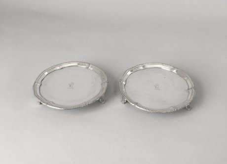 A PAIR OF 18TH CENTURY OLD SHEFFIELD PLATE WAITERS. - Click to enlarge and for full details.