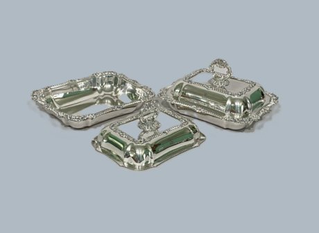 ​A GOOD PAIR OF OLD SHEFFIELD PLATE SILVER ENTRÉE DISHES & COVERS, CIRCA 1820 - Click to enlarge and for full details.
