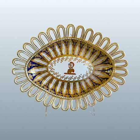 A CHAMBERLAINS WORCESTER PORCELAIN DESSERT DISH, CIRCA 1810 - Click to enlarge and for full details.