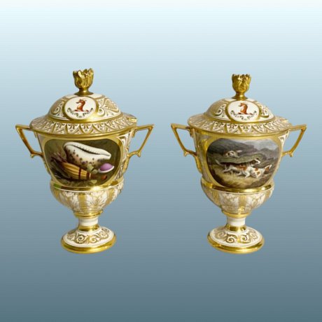 A FINE PAIR OF BARR FLIGHT BARR WORCESTER URNS & COVERS FROM A DESSERT SERVICE MADE FOR JOHN PRENDERGAST-Smythe, 1ST VISCOUNT GORT, CIRCA 1805-10 - Click to enlarge and for full details.