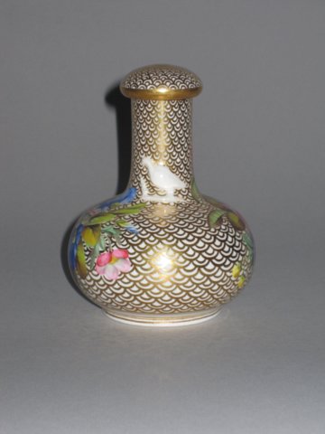 SPODE LIZARD BOTTLE. CIRCA 1808-10. - Click to enlarge and for full details.